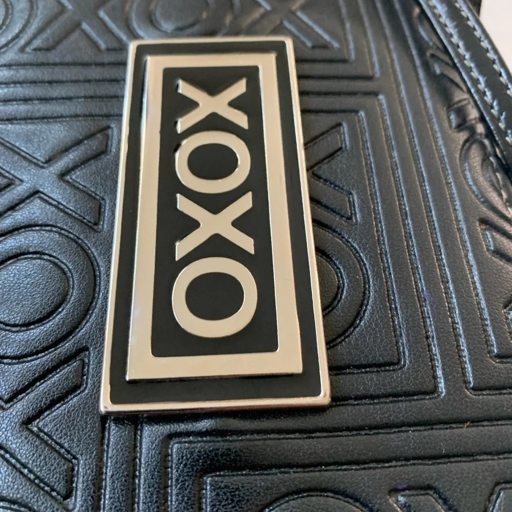 XOXO wristlet embossed print black - Picture 7 of 15